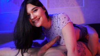 Sexo quente delicioso com a branquinha cachorra gemendo muito na piroca